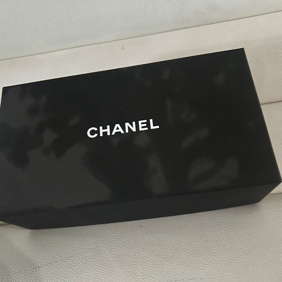 New Authenic CHANEL OVERSIZED SUNGLASSES - Picture 4 of 6